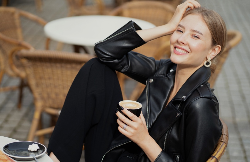 красивая девушка, черная косуха, кофе