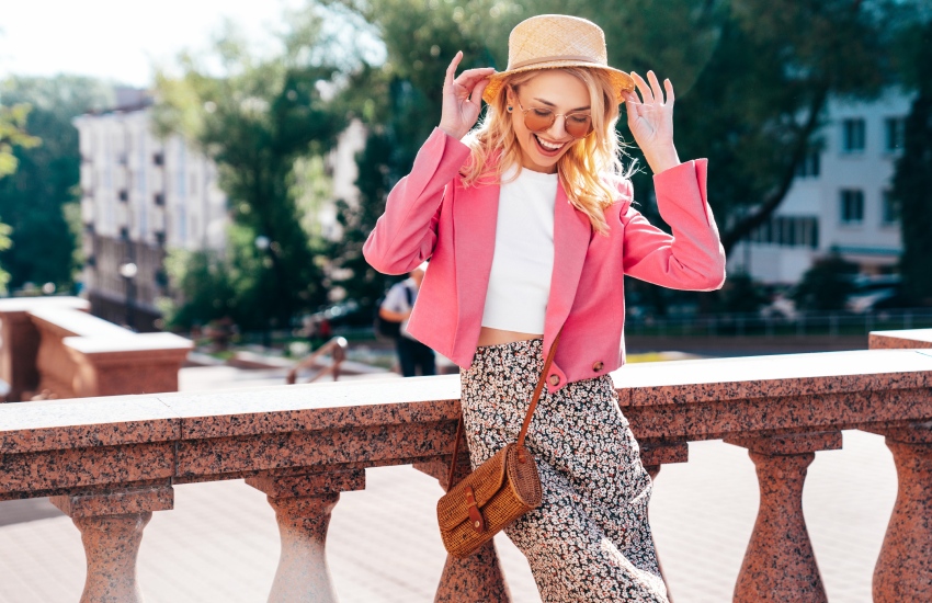 красивая девушка, перила, шляпка