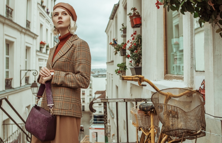 красивая девушка, велосипед, проулок