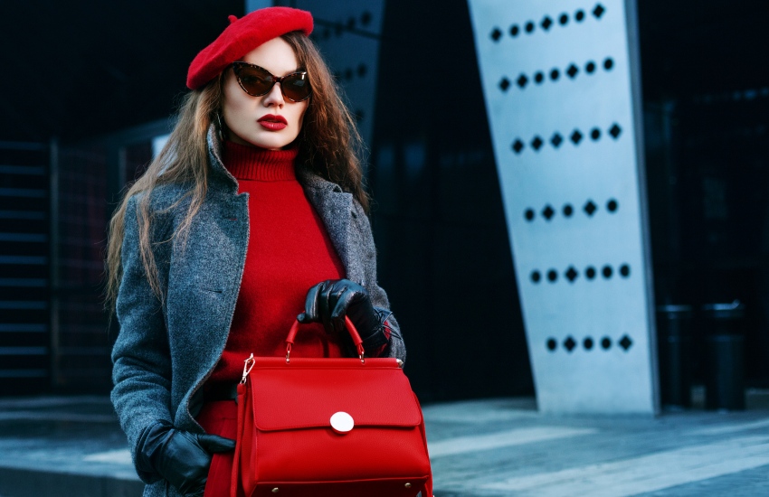 красивая девушка, красный свитер, серое пальто