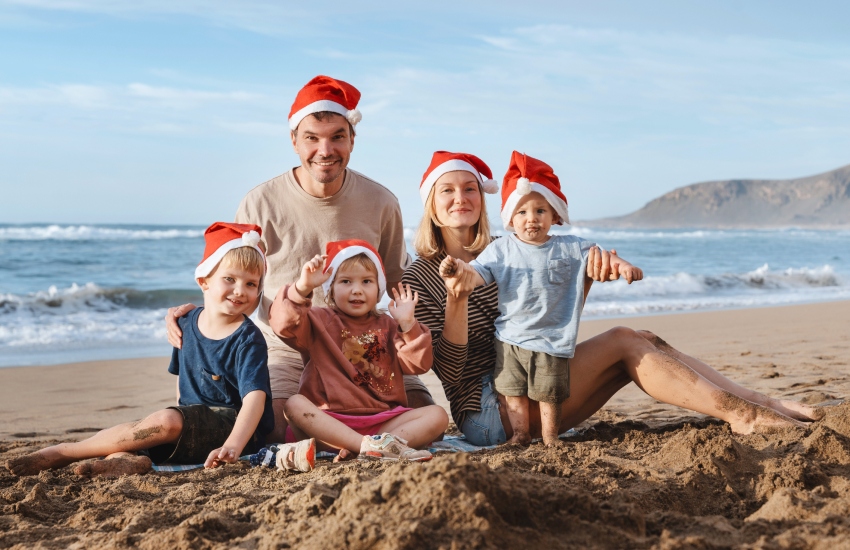 семья, пляж, рождественские колпаки