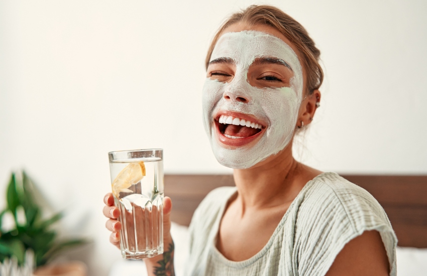 красивая девушка, стакан воды, маска для лица