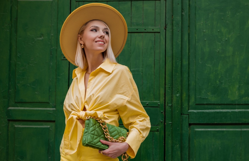 красивая девушка, желтая блузка, позирование