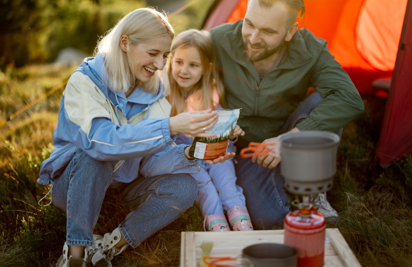 семья, палатка, чай