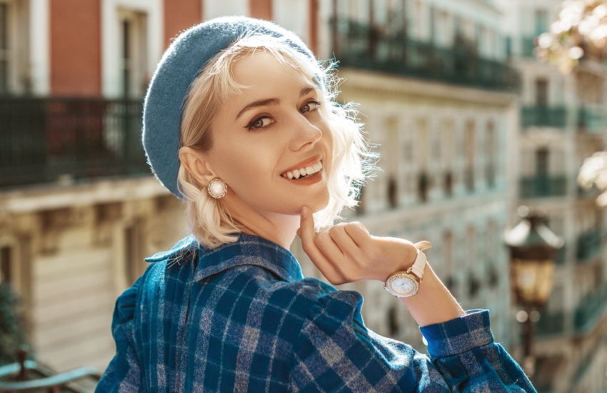 красивая девушка, синий берет, улыбка