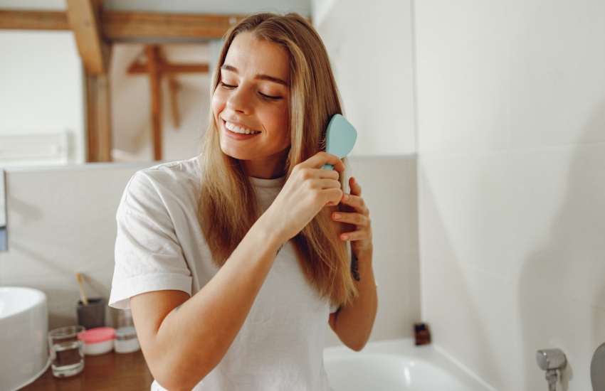 красивая девушка, волосы, щетка