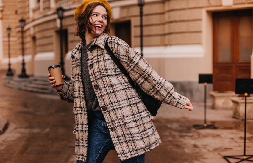 красивая девушка, стакан кофе, пальто в клетку