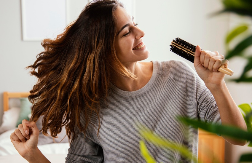 красивая девушка, уход за волосами, расческа