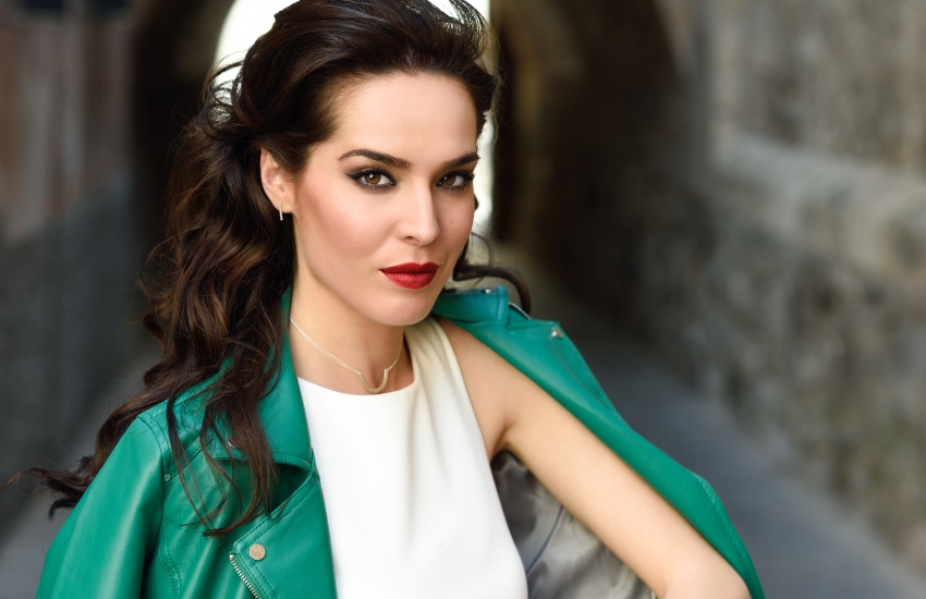 красивая девушка, кожаная куртка, белая футболка