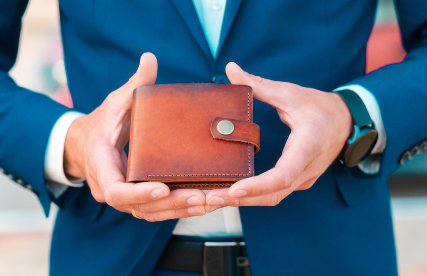 мужчина, синий костюм, портмоне