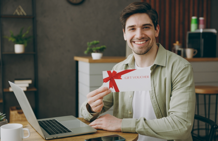 мужчина, серая рубашка, ноутбук, подарочный сертификат