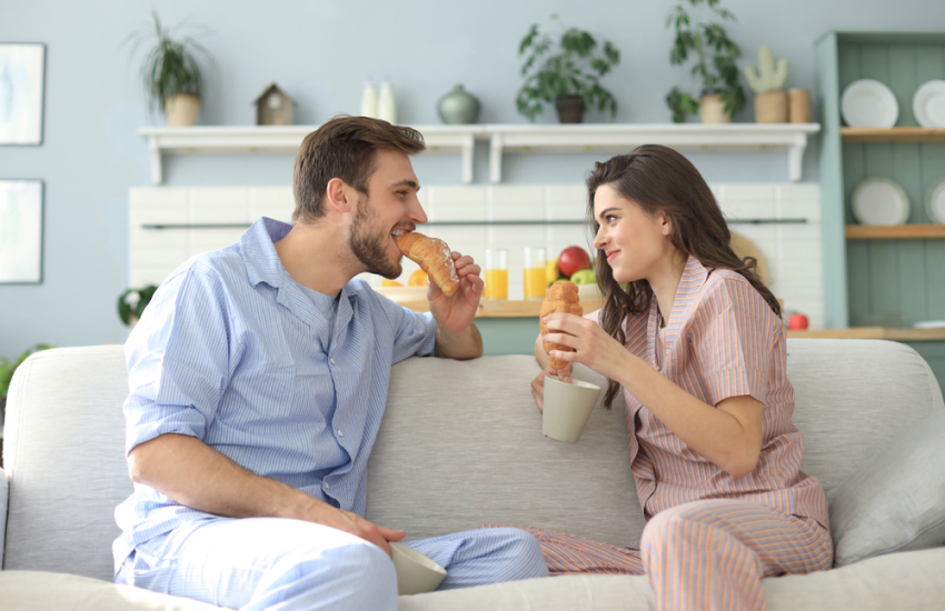 красивая пара, пижамы, круасаны 