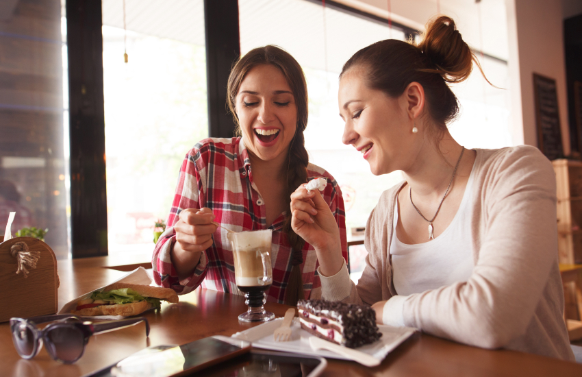 две подруги, кофе, торт