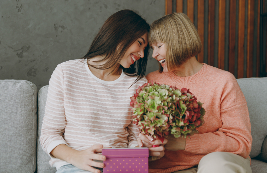 подарок маме, мама и дочка, цветы