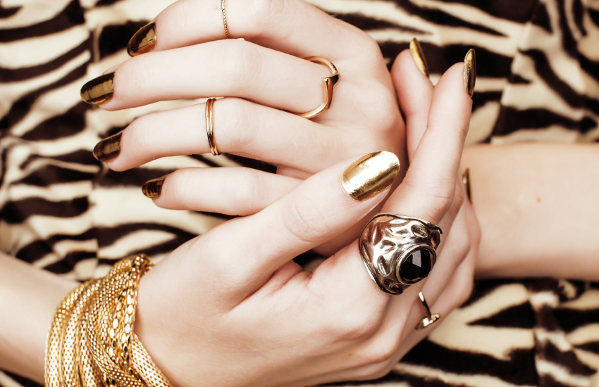 девушка, немодные украшения, антитренды украшений