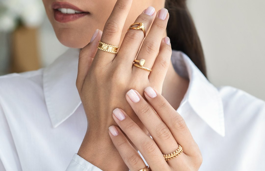 красивая девушка, золотые украшения, много колец
