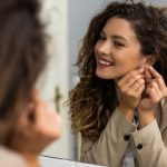 Как снять сережки-гвоздики после прокола: руководство