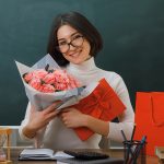 День учителя: гайд по подаркам на любой бюджет