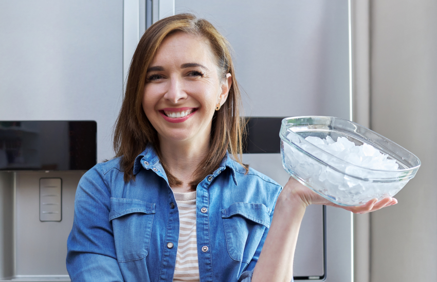 женщина, застрявшее кольцо, снять кольцо с пальца, лед