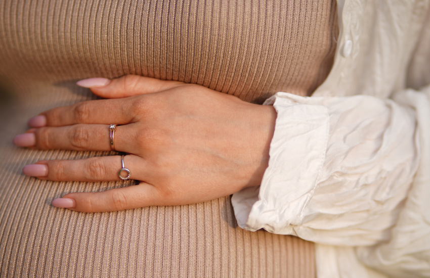 беременная женщина, застрявшее кольцо, снять кольцо с пальца