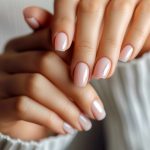 Маникюр «ванильное стекло»: бьюти-тренд зимы 2025/2026