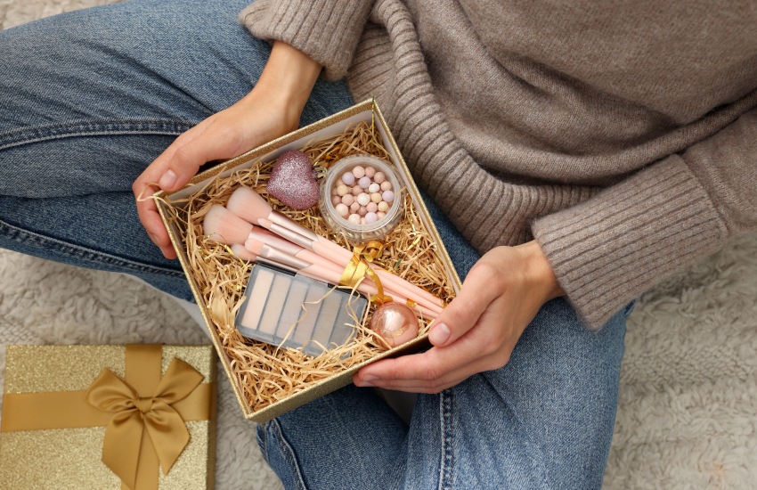 новый год, подарки, антитренды подарков, набор косметики