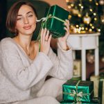 Гид по новогодним подаркам: что и когда дарить коллегам и друзьям