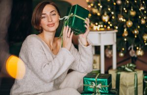 Гид по новогодним подаркам: что и когда дарить коллегам и друзьям