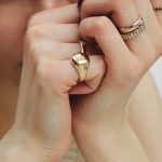 Кольцо на мизинце: 5 способов приручить эффектный тренд сезона