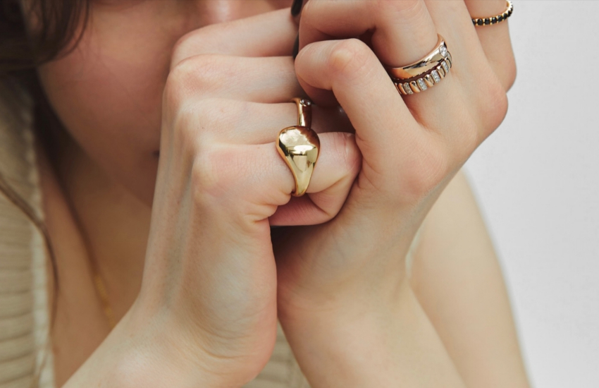 Кольцо на мизинце: 5 способов приручить эффектный тренд сезона