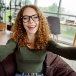 Украшения для зума и селфи: что выбрать для портретной зоны