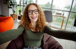 Украшения для зума и селфи: что выбрать для портретной зоны