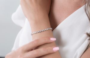 Теннисный браслет: «тихая роскошь» в твоем гардеробе