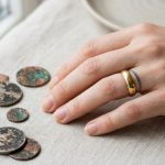 Почему чернеет палец от золотого кольца