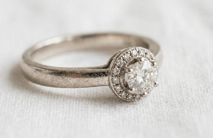 Серебряное кольцо с бриллиантом