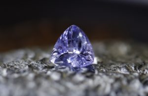 Танзанит: история, свойства и секреты выбора исчезающего самоцвета