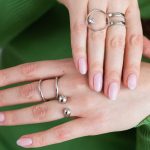 Какой маникюр подходит к серебру: модные оттенки и дизайны
